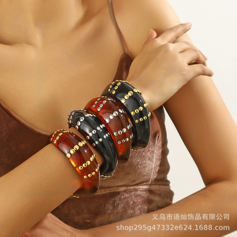 2025 New Autumn European and American Cross-Border Exaggerated Large Resin Bracelet with Rivets, Zara-Style Irregular Gradient Color, High-End Feel