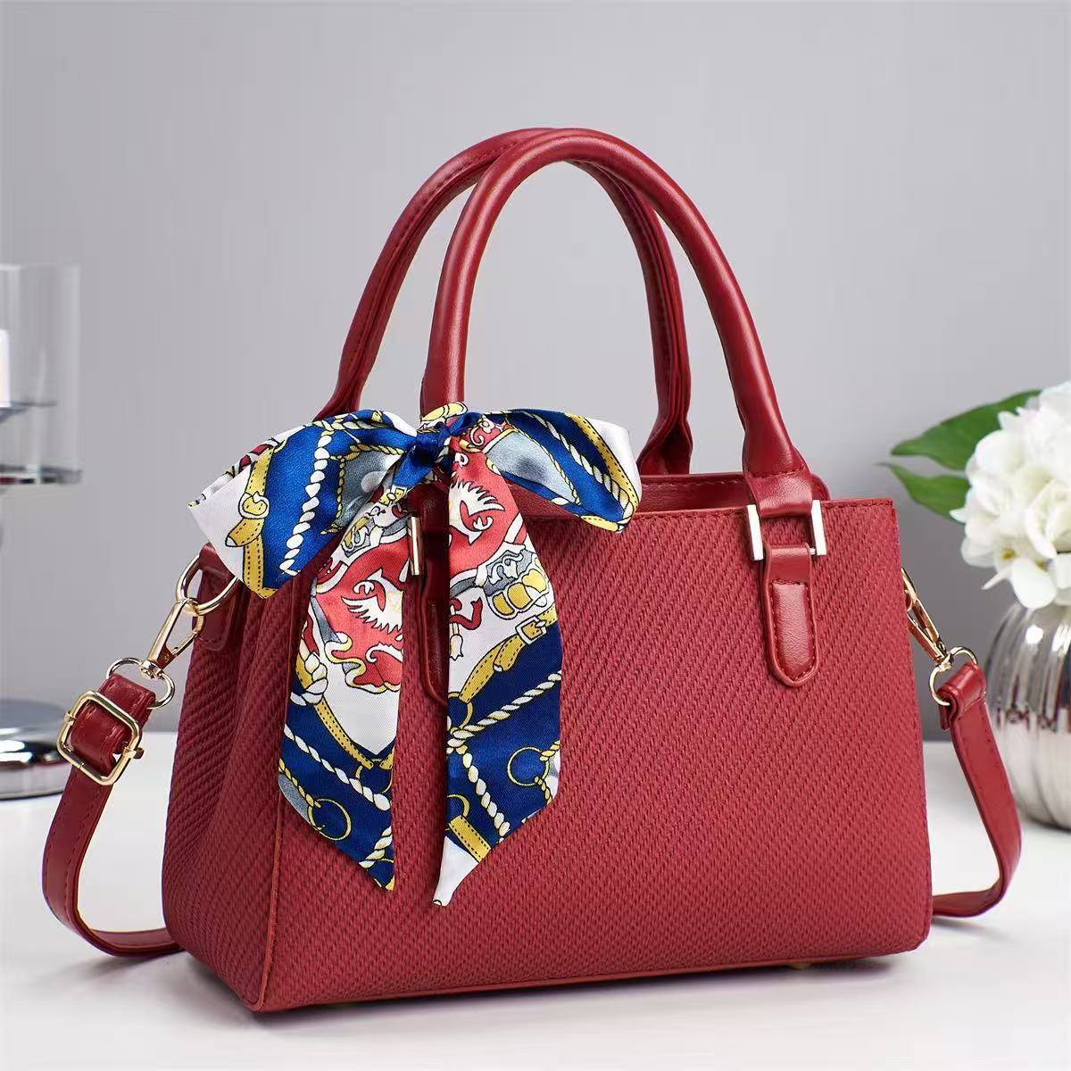 Bolso portátil transfronterizo 2025 primavera nuevo temperamento de un solo hombro diseño de nicho casual bolso femenino mensajero pequeño bolso cuadrado