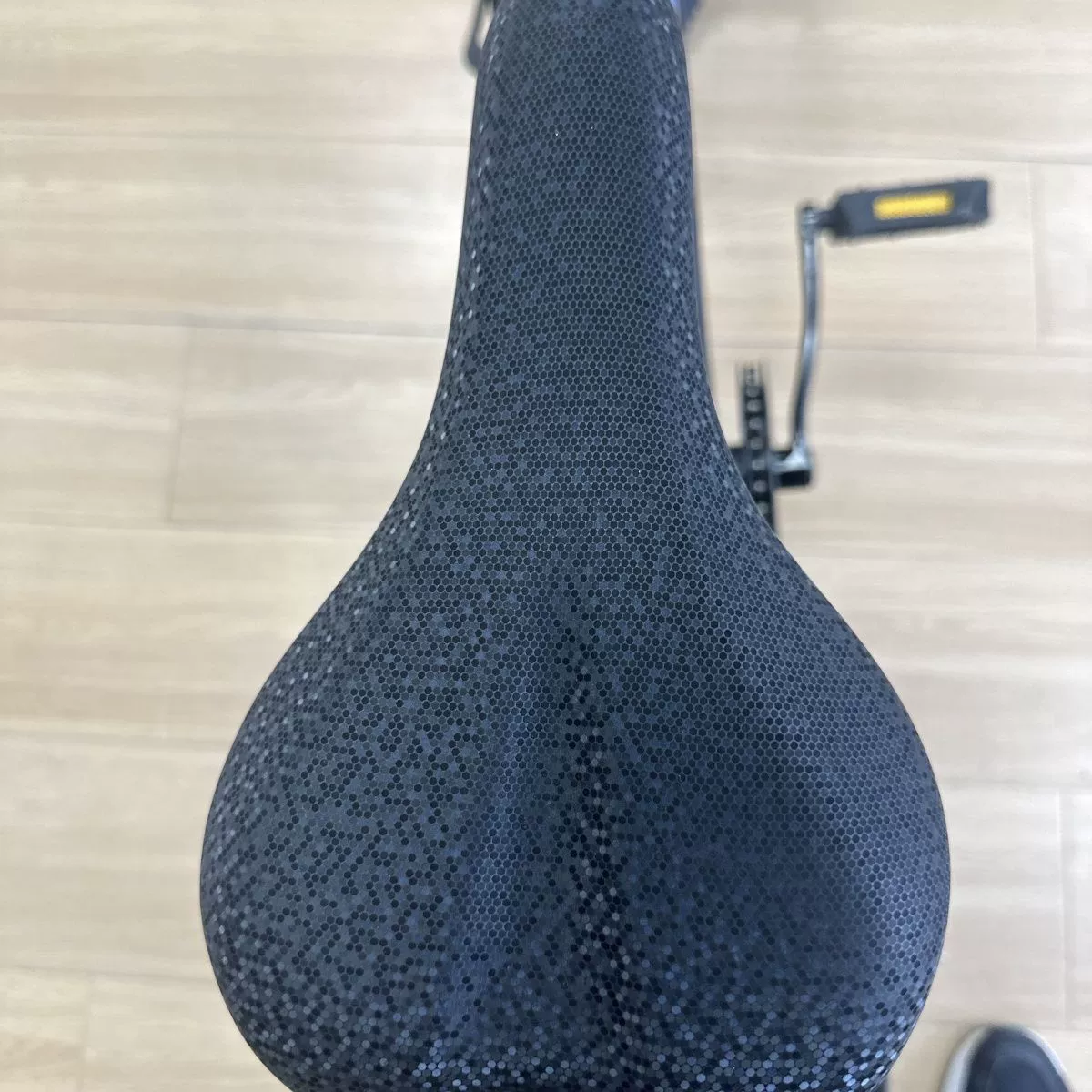 Велосипед, гористое эластичное седло, защита от солнца