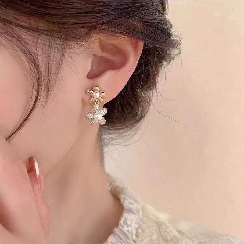 Wholesale Jewelry Ig Style Sweet Flower Alloy Artificial Pearls Plating Inlay Drop Earrings display picture 4
