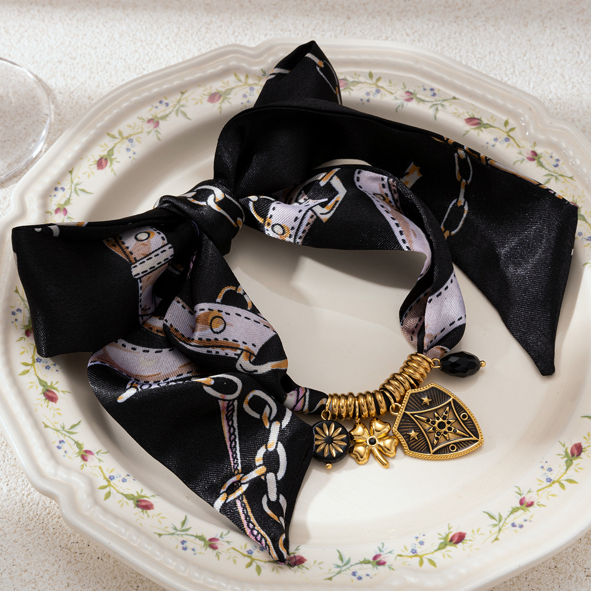 Collar de acero inoxidable de estilo europeo y americano, lujo ligero, diseño de alto nivel, collar de bufandas de flores, escudo, mujer no se desvanece