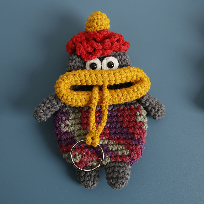 創意的な手編みのおかしなキーホルダーのネットの赤いソーセージの口の毛糸のかぎ針は鍵のカバーのフックの完成品を引き出します。