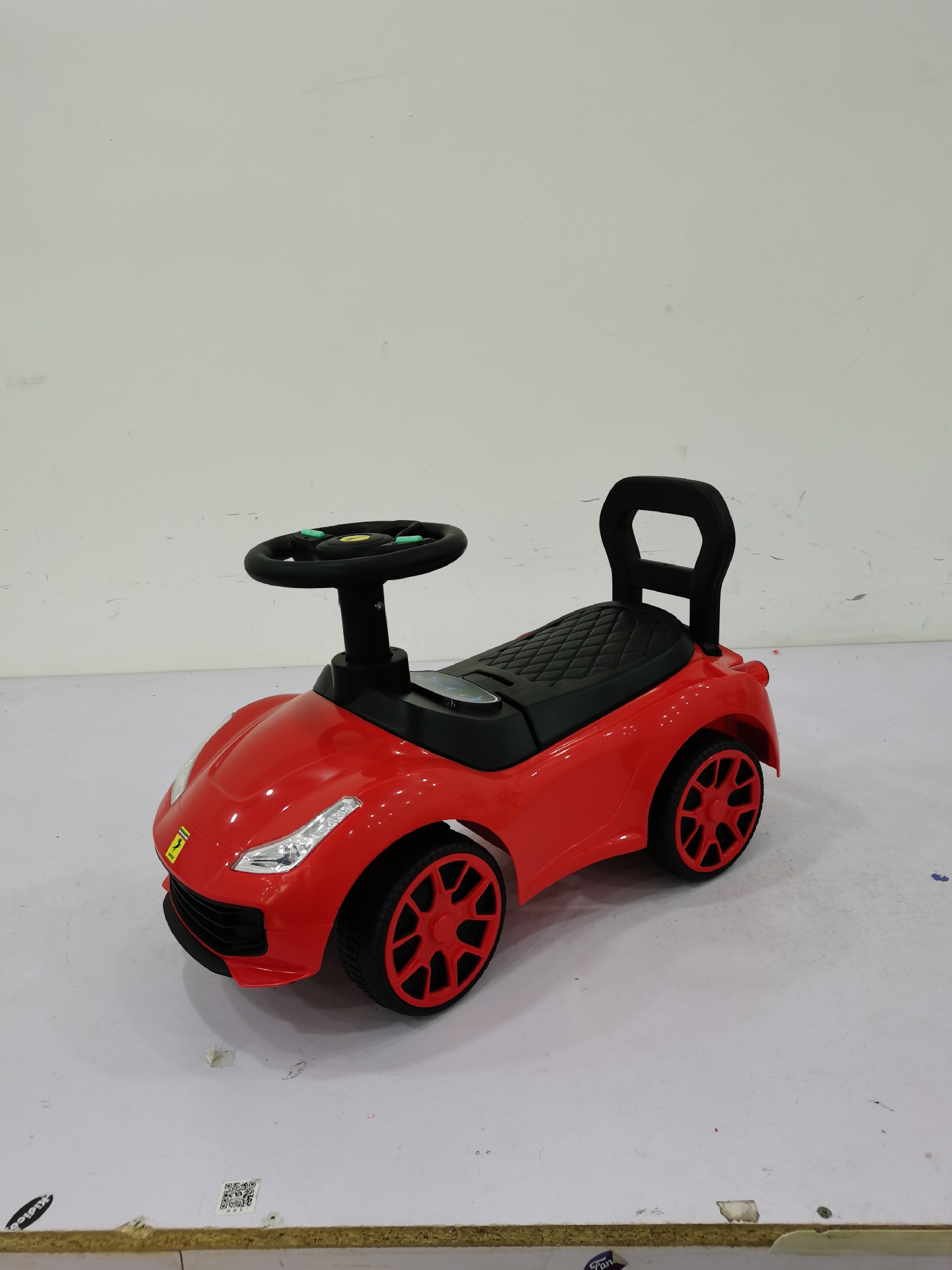 Niños de cuatro ruedas de torsión, patina para bebés de 1 - 3 años de edad, se puede sentar con música swing con patina asistida de empuje manual.