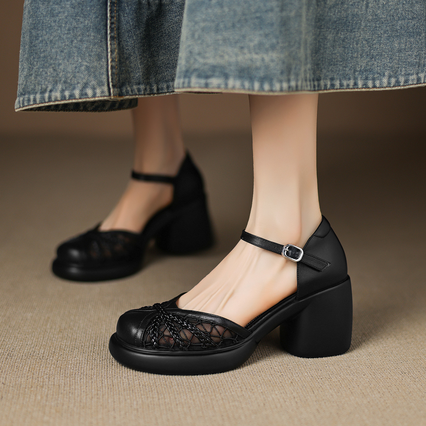 Giày cao gót nữ đế xuồng gót 8 cm, mũi kín, quai ngang khóa — đen