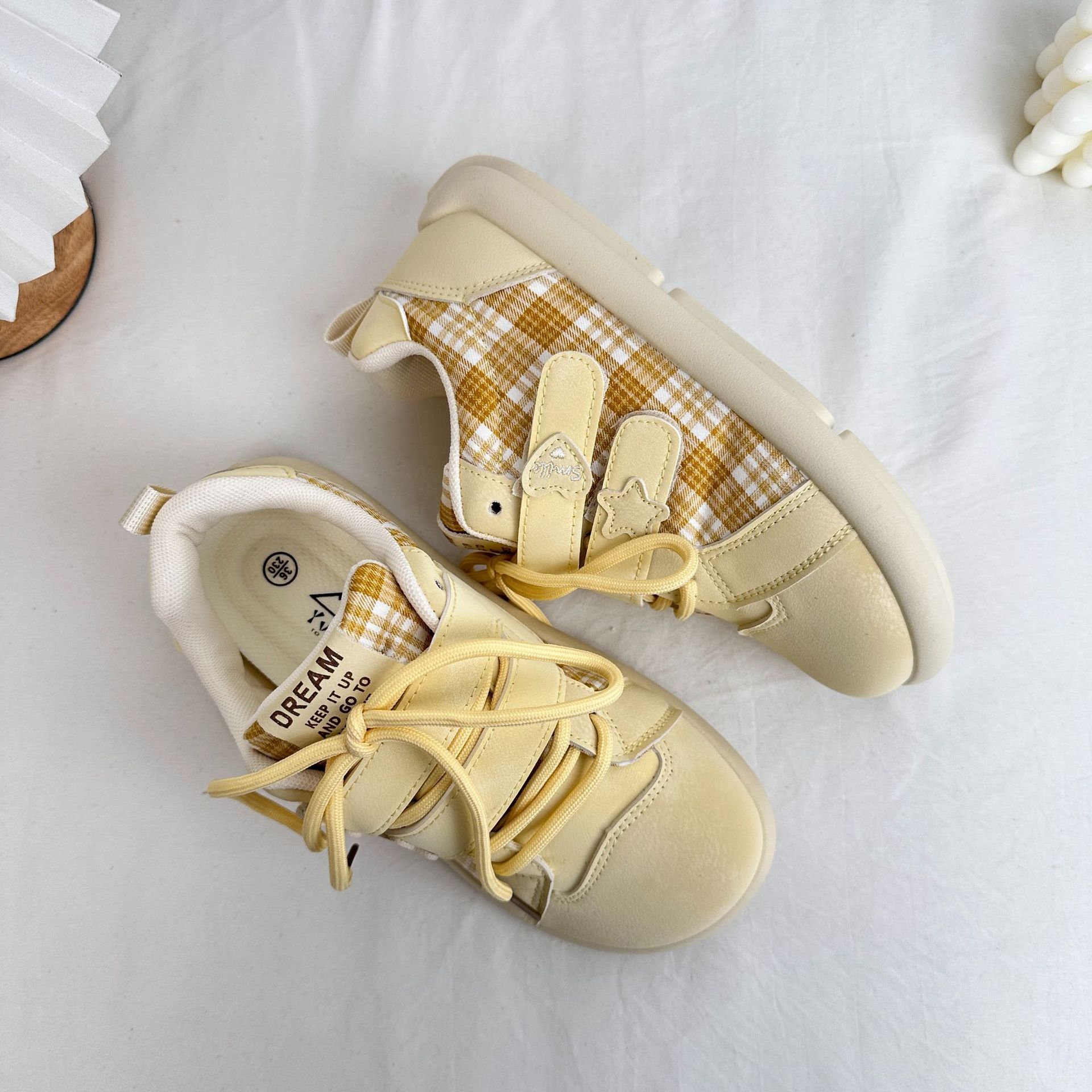Yuanbo2025 primavera estudiantes zapatos de skate de cabeza cuadrada de fondo plano para mujeres estilo de Hong Kong casual versátil velcro zapatos de lona image 9