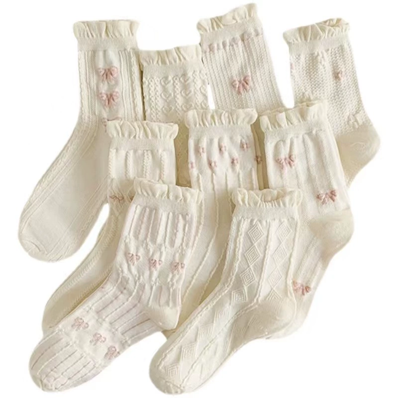 Демисезонные белые кружевные? Wait original: "Japanese demi-season white knee socks with bow, mid-length"