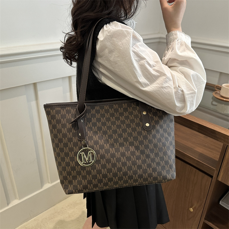 Bolso de sentido de alta gama Bolso Tote de cercanías Mujer 2025 Nuevo otoño e invierno Bolso de hombro de moda Bolso de mano de gran capacidad