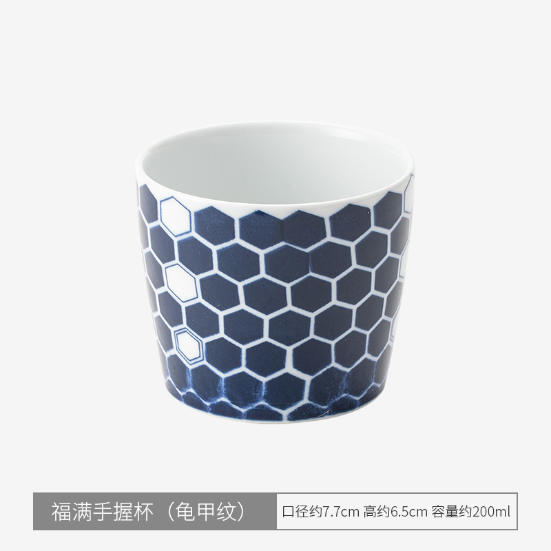 Fuman holds the cup in his hand (tork shell pattern)