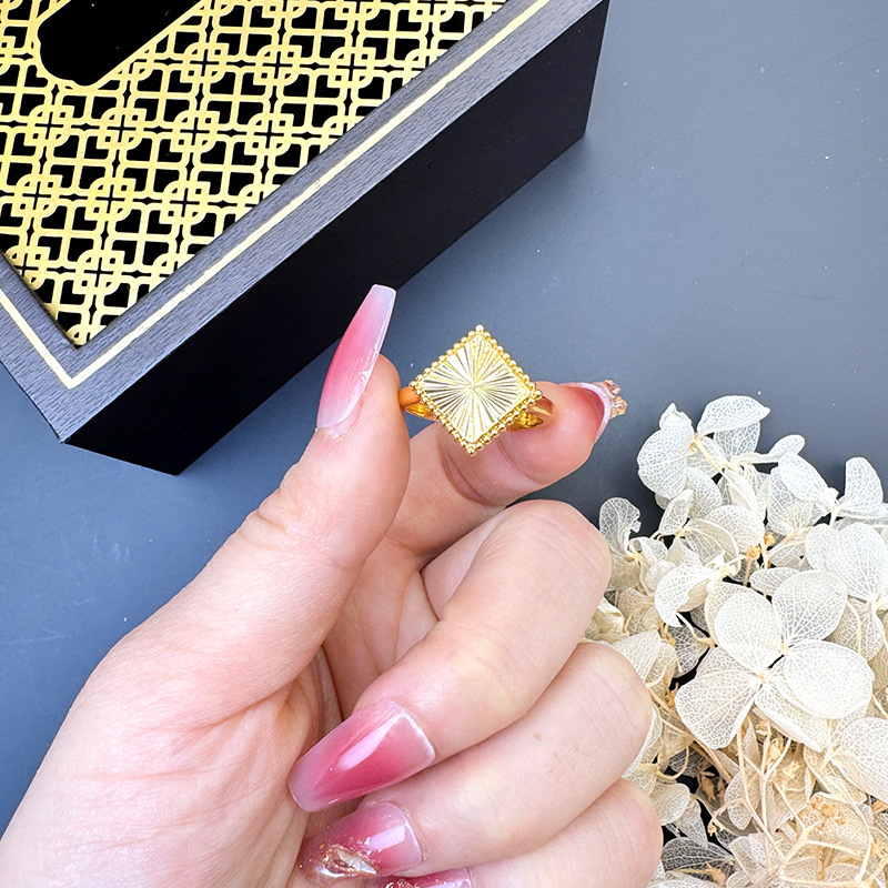 Nuevo anillo de oro de diamante vietnamita, diseño ligero de lujo, popularidad femenina universal, pequeño libro rojo, el mismo suministro universal