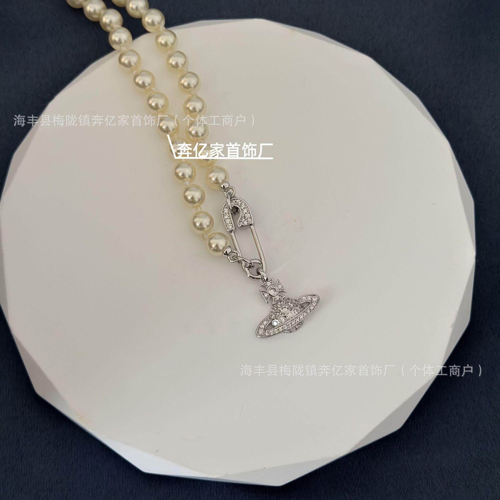 Silver pin pearl necklace