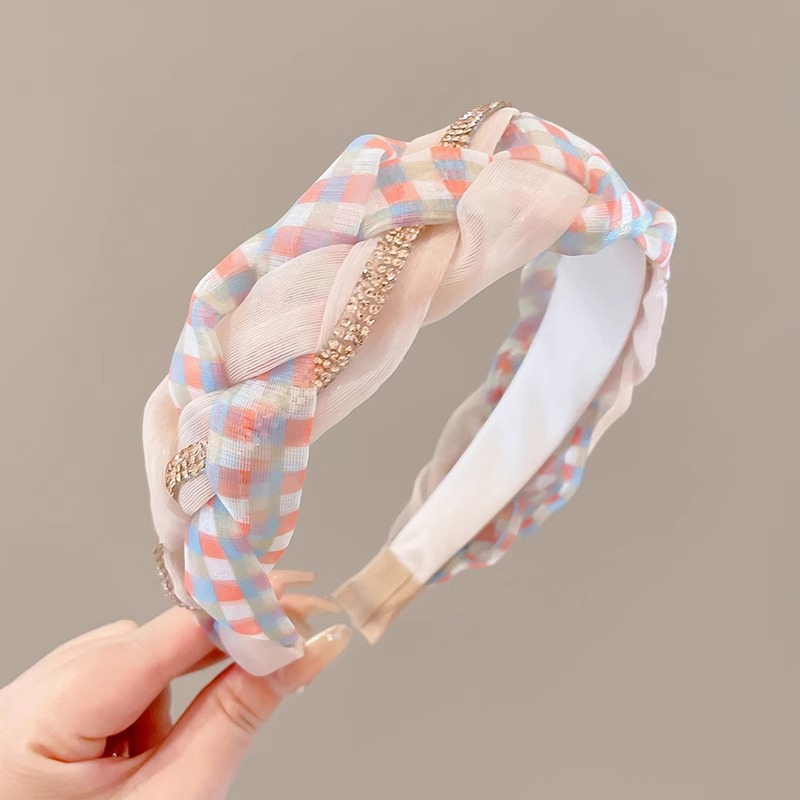 El mismo tipo de correa de ciervo blanco aumenta la altura de la correa de cabello plegada de la parte superior del cráneo. Las tarjetas de cabello de primavera muestran cara pequeña en 2025.