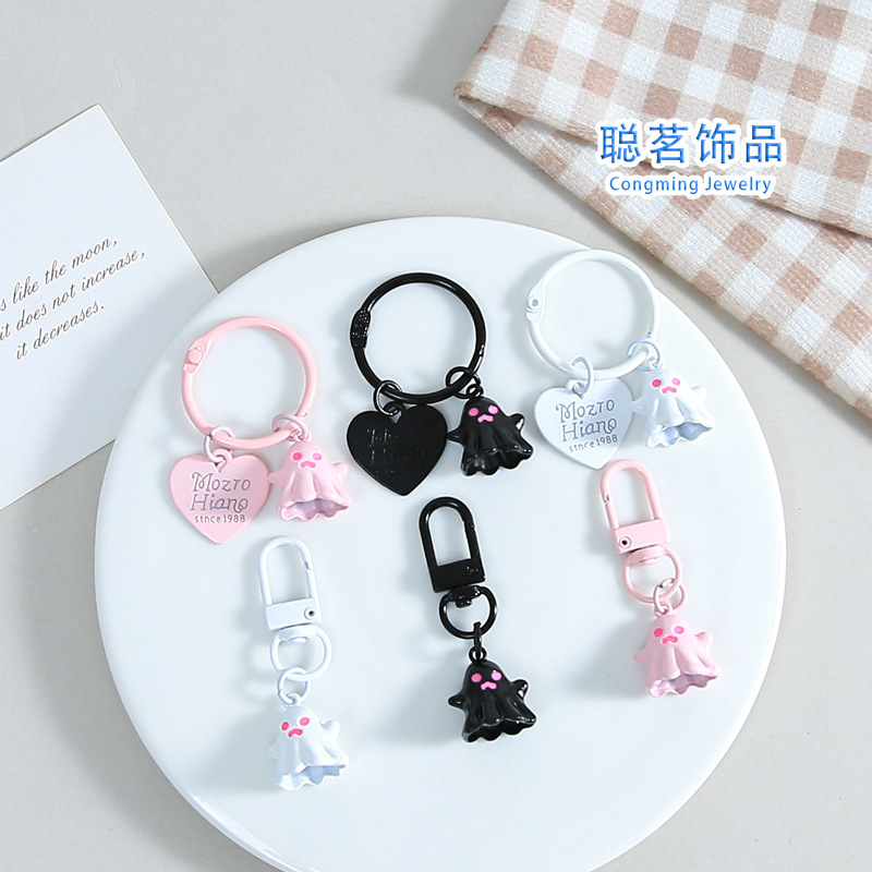 Creative cartoon ghost with heart tag pendant, cute and versatile, suitable for girls' bags, keychains, small gifts, and decorative accessories wholesale