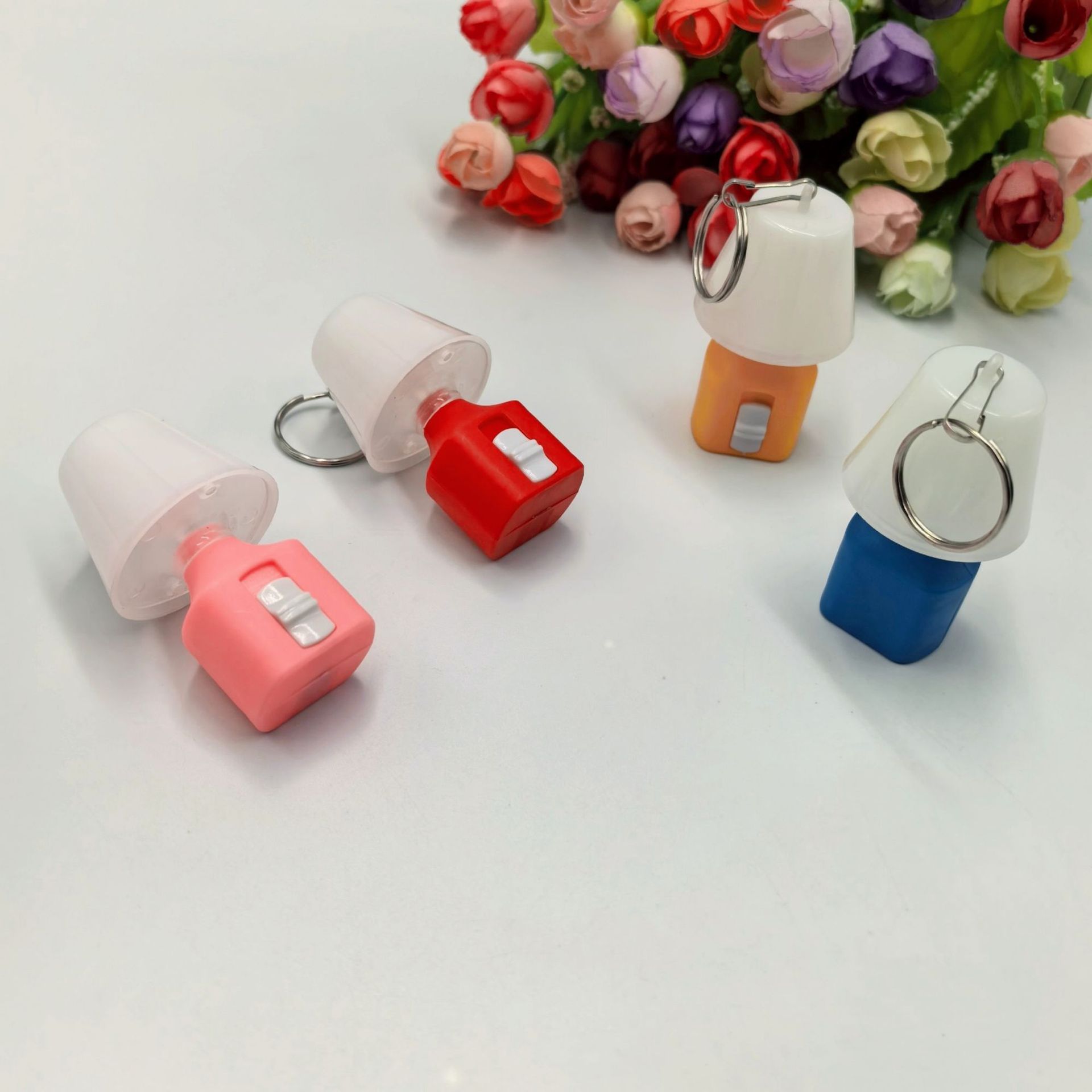 Lámpara de escritorio LED de plástico creativo transfronterizo colgante llavero juguetes para niños un pequeño regalo puede imprimir logotipo