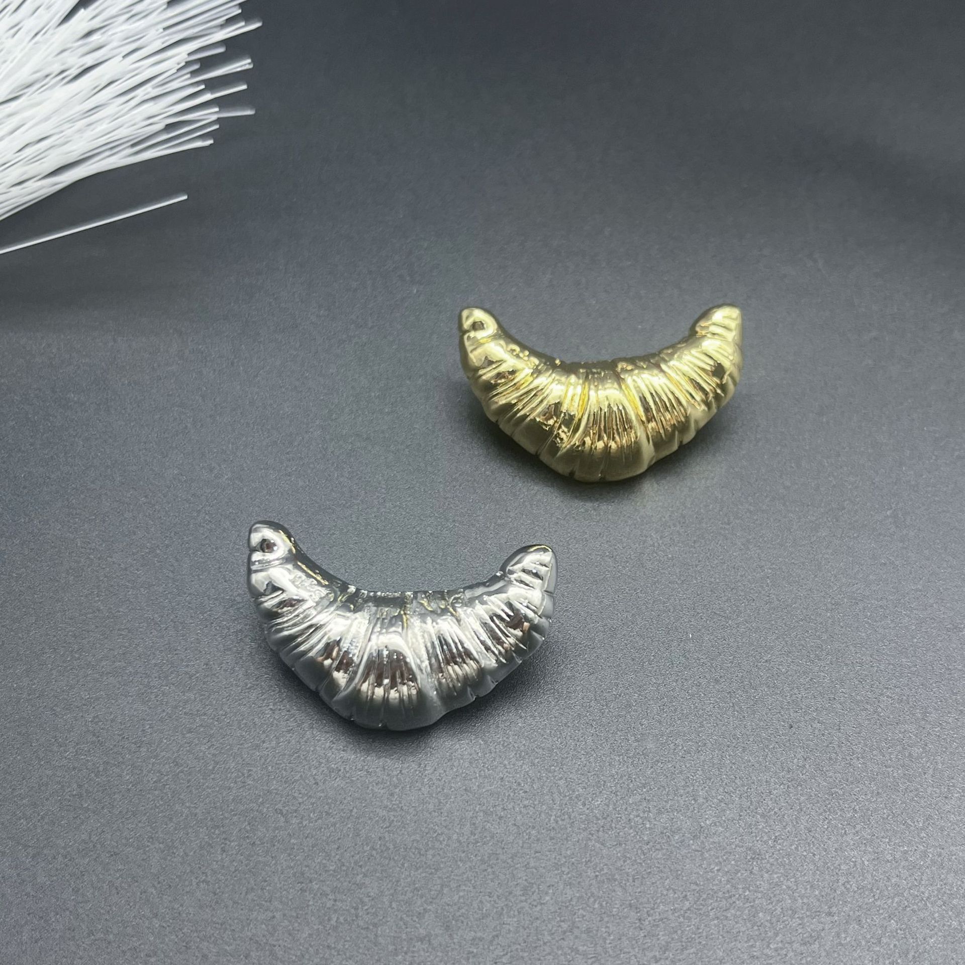 韩国fever同款牛角包糖果胸针设计感小众别针固定衣服西装配饰品