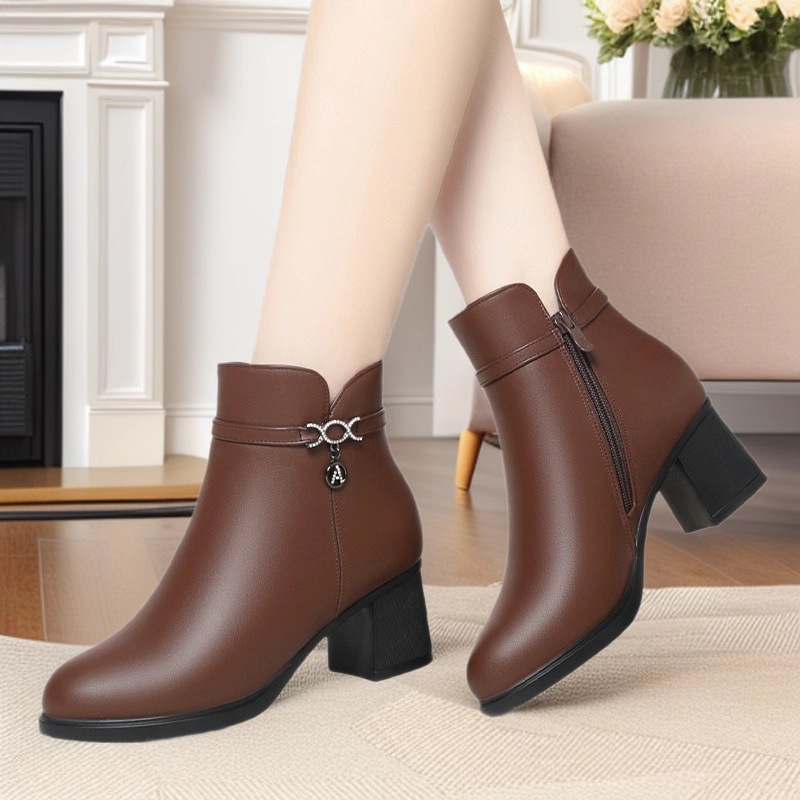 妈妈鞋子秋冬中老年短筒靴新款粗跟短靴软底加绒皮鞋子中跟女棉鞋