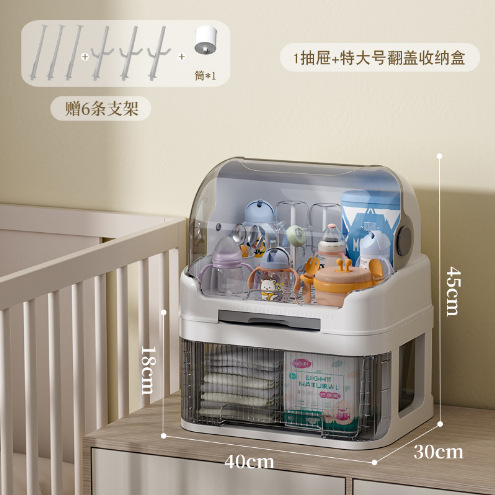 赤ちゃんの哺乳瓶を入れて箱に入れます。赤ちゃんの食器と箸を入れます。