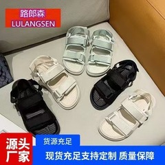 夏の国境を越えた新型ネット赤の震え音が爆発したカジュアルなハイヒールのサンダル男性ファッションカップルは、ビーチを合わせて引きずる