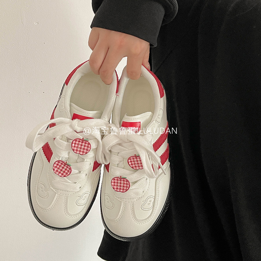 Zapatos blancos de suela gruesa para mujeres verano 2026 nuevos zapatos casuales zapatos deportivos estudiantes de dibujos animados de manzana zapatos de altura