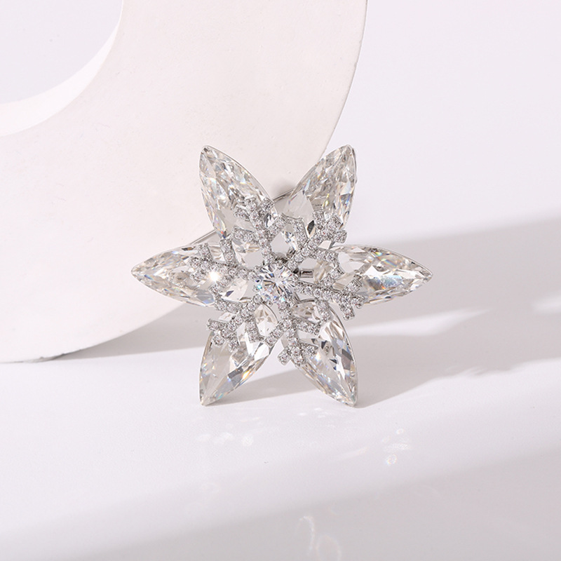 Ig Style Shiny Flower Snowflake Copper Plating Inlay Zircon Women's Brooches display picture 12
