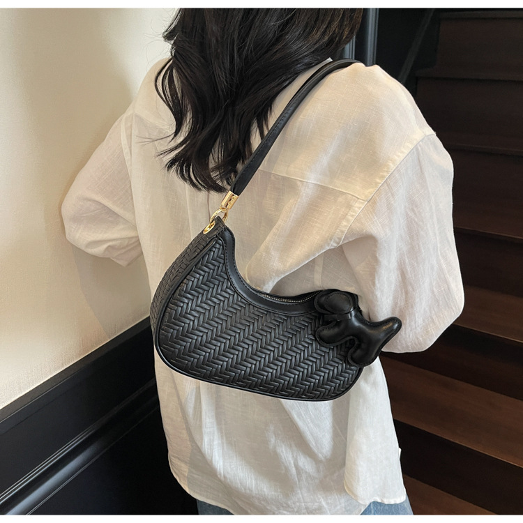 This is a new, trendy and fashionable, simple and retro commuting bag for women in 2025, featuring a soft leather bag with a high-quality texture undefined