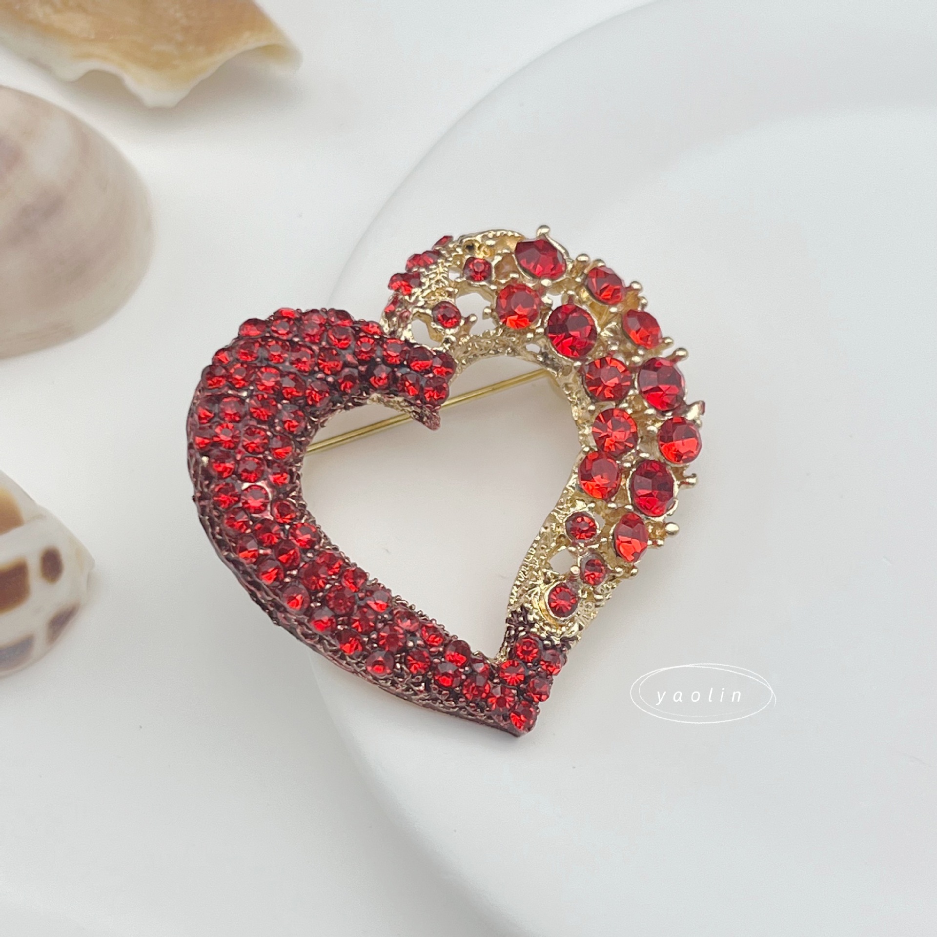 European and American New Fashion Decorative Gemstone Heart-Shaped Women's Elegant Fashion Hollow Diamond Sweet Versatile Brooch Corsage