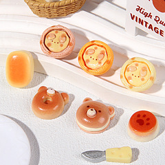 かわいい子供の趣味はパンを遊んで動物のパンの樹脂の部品をシミュレーションします。