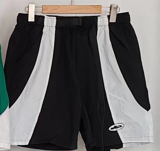 Pantalones cortos de secado rápido en la playa negra y blanca