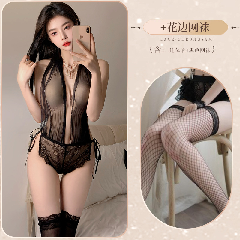 검은색 점프수트 + 망사스타킹