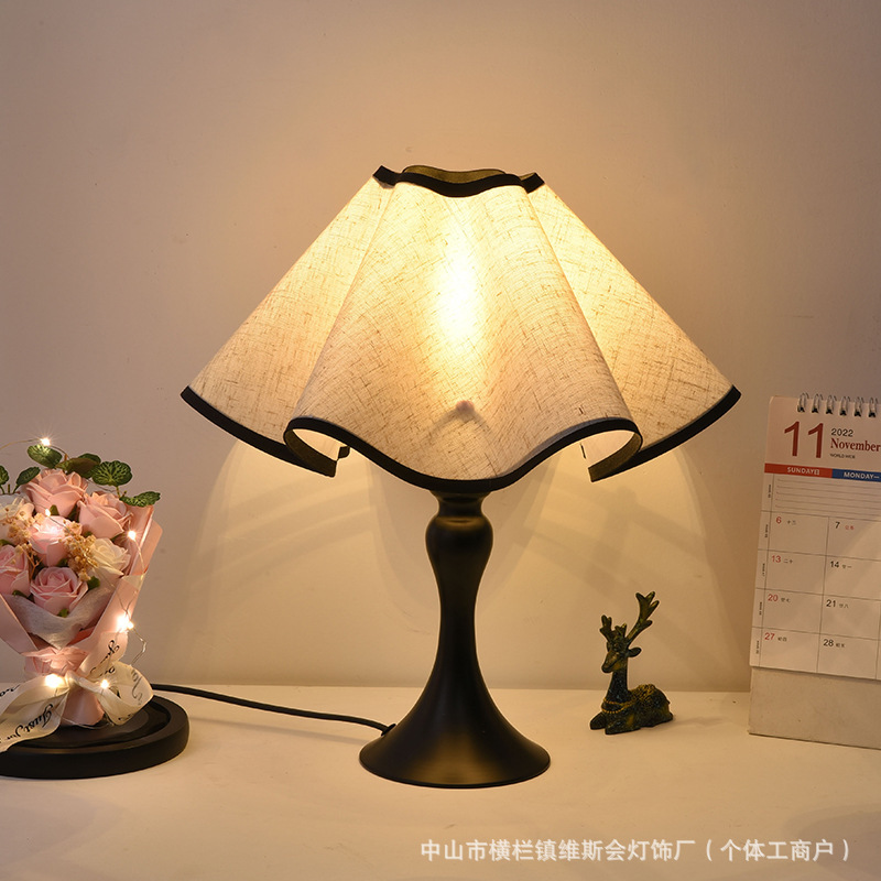 Study Bedroom Bedside Lamp Petal Table Lamp Nordic Ins Hot Selling Advanced Creative Romantic Atmosphere Table Lamp