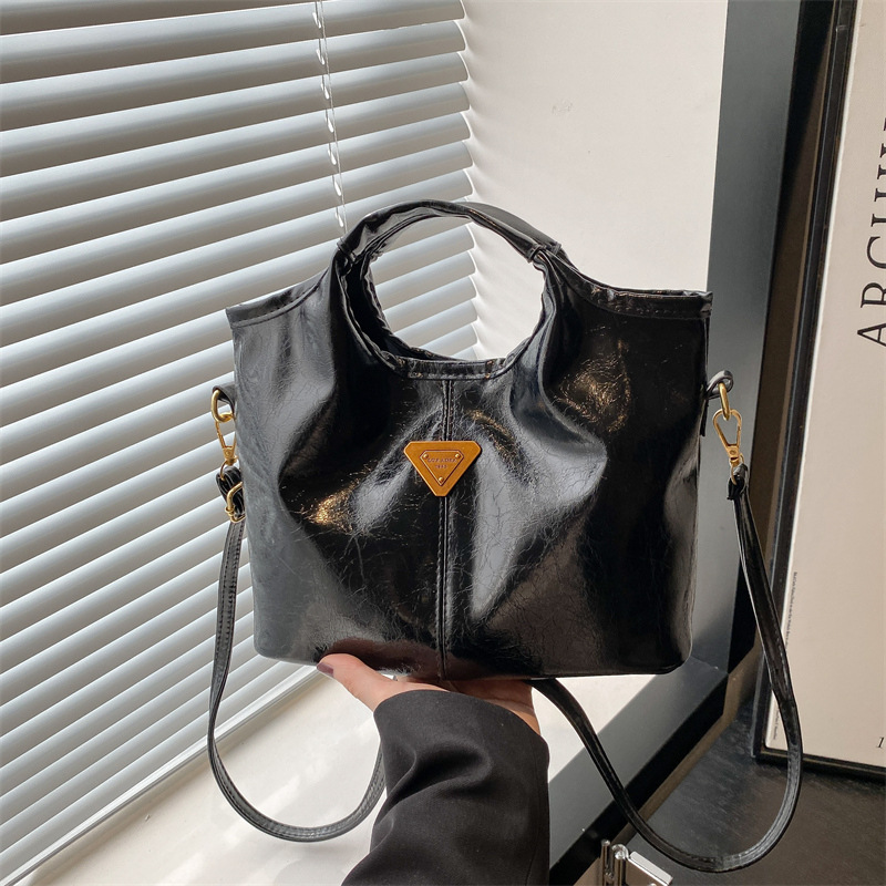 Alto sentido retro bolso de mano de mujer invierno 2024 bolsa de mano casual versátil de viaje mochila de hombro
