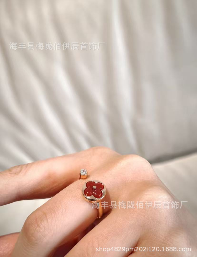 ロバの家四葉草四花五花ブレスレット女性用18Kローズゴールドメッキ軽奢菱形丸型白貝母ネックレスins