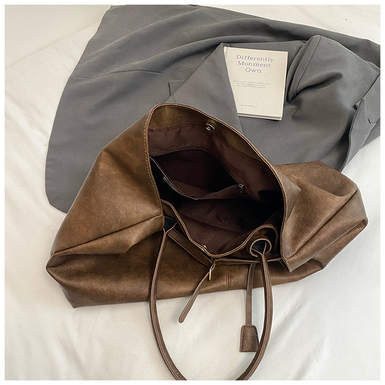 The laid-back style large-capacity underarm tote bag for women in 2025, with a lock, is fashionable and versatile. It's a trendy single-shoulder bag for commuting undefined