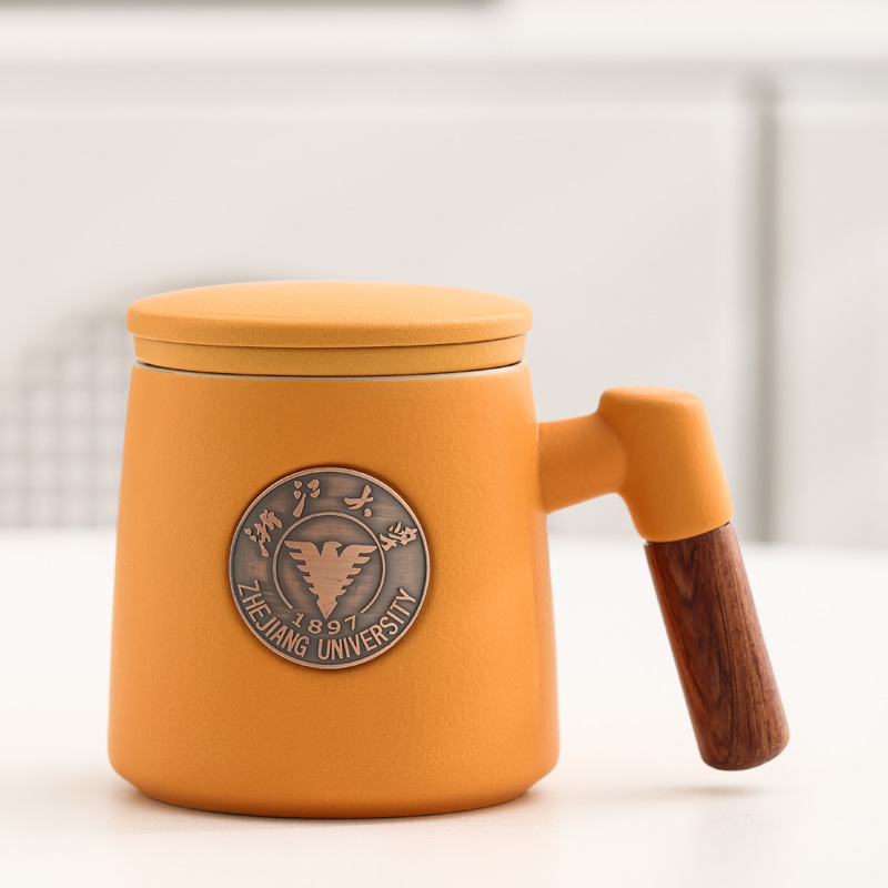 Taza de cerámica famosa escuela taza de filtro taza de marca taza de metal bronce relieve impresión LOGO taza de agua taza con tapa caja de regalo