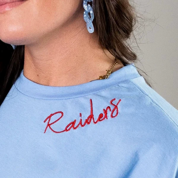 С вышитым названием свитер с круглым вырезом свитер с вышивкой толстовка с толстовкой с вышивкой