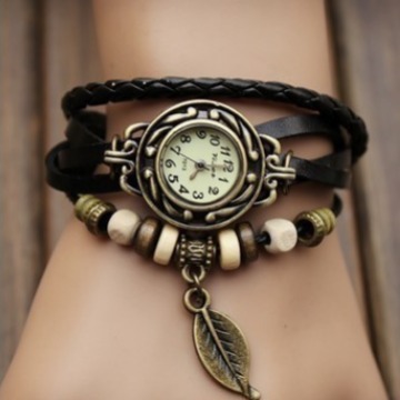 Street Stall Supply Retro Leaf Pendant Watches Fashion Woven Fake Leather Women's Bracelet Quartz Watches Wholesale