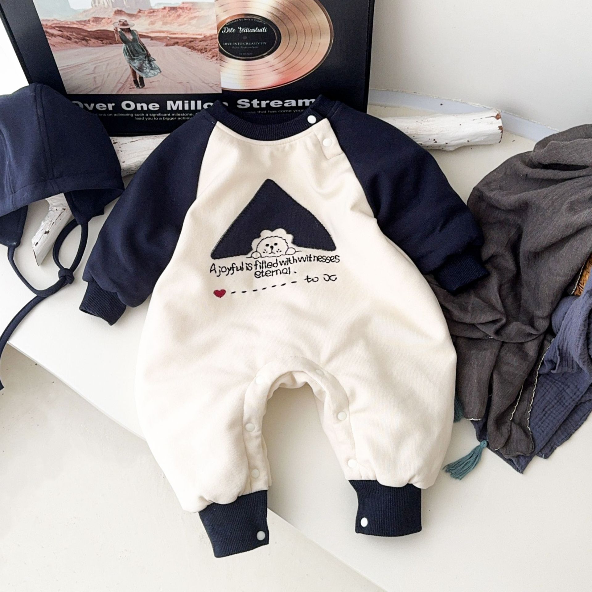 Ropa para bebés otoño e invierno nuevos productos mono acolchado para hombres y bebés mameluco de manga larga con forro de algodón