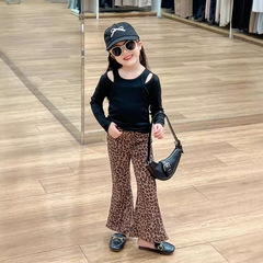 韓国版の女の子のスーツの2024秋の黒い肩の偽の2つの上着の洋気のヒョウの紋様のトランペットの2つのセット