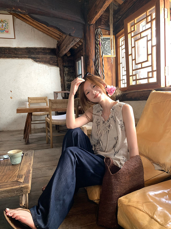 im向 松黎茶语 苎麻木耳边刺绣V领无袖上衣女系带荷叶边宽松小衫|undefined