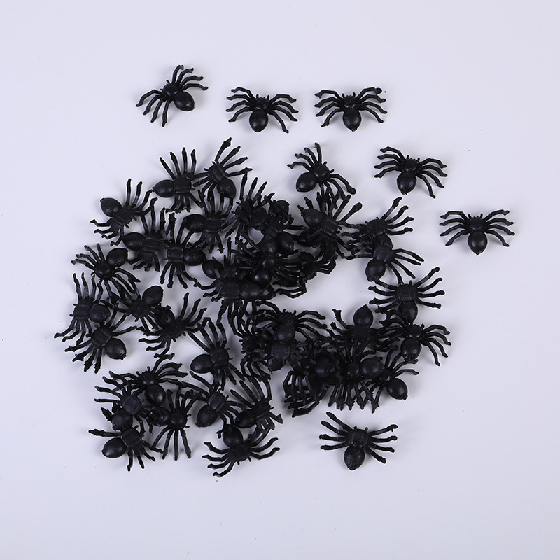 A Variety of Fake Spiders, Halloween Black Plastic Spider Webs, April Fool's Day Spoof Dolls, Simulated Big Spiders