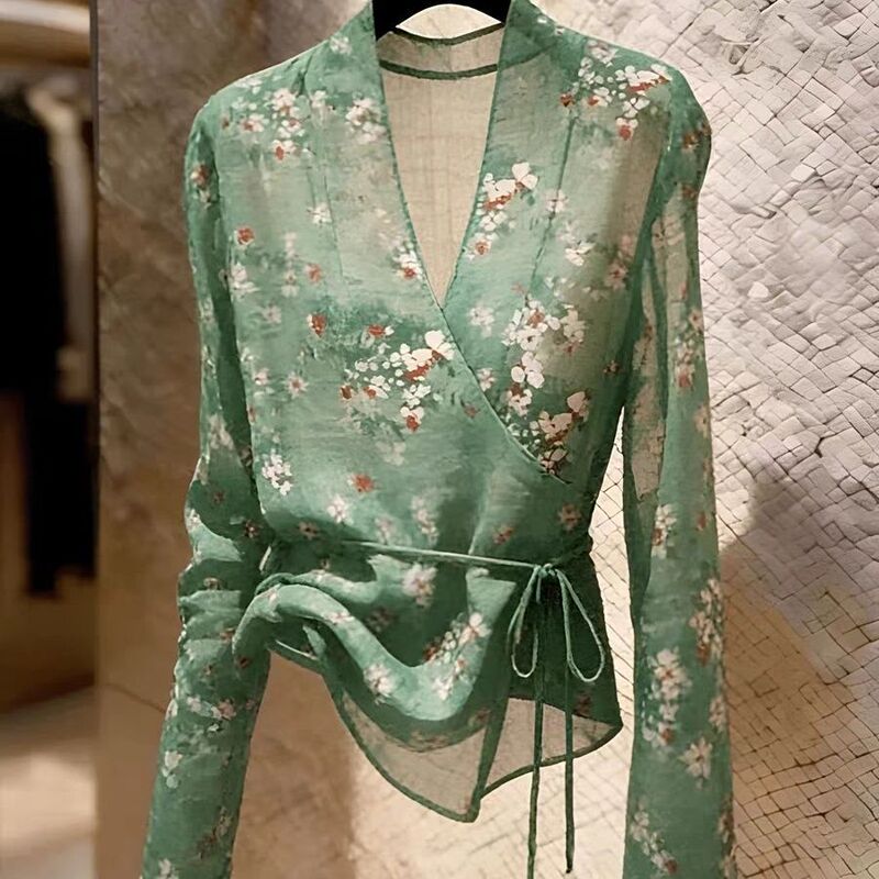 European fashion high-end V-neck green long-sleeve women's top for spring and autumn, new commuter style with a sense of design and sheer effect European fashion high-end V-neck green long-sleeve women's top for spring and autumn, new commuter style with a sense of design and sheer effect