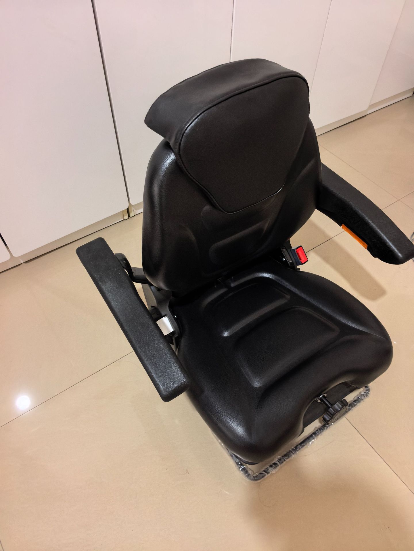 Universal modified seats for Heli forklifts, Hangcha sweepers, loaders, LiuGong, LonGong, Hyundai tricycles