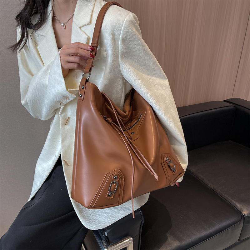 Bolsa de asas de la motocicleta de Superficie suave ocasional 2023 Invierno nuevo nicho de gran capacidad bolso de hombro versátil simple bolso de las mujeres