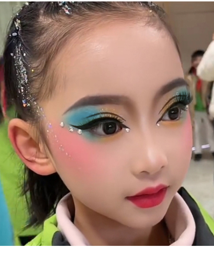 The student stage makeup with colorful eyeshadow, featuring a special blue, green, purple and pearlescent eyeshadow palette, showcases a dazzling performance of makeup undefined