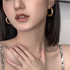韓国版のニッチな光沢のあるゴールドフープイヤリング、シルバー針、女性用の軽い豪華なスタイル、ファッショナブルな個性、ハイエンドのイヤリングトレンド