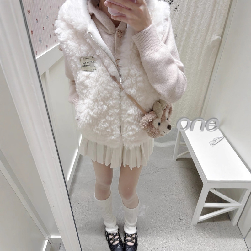 Eco-Friendly Rabbit Fur White Hooded Quilted Vest for Women, Autumn and Winter Thickened Warm Lamb Fleece with Bear Ears Eco-Friendly Rabbit Fur White Hooded Quilted Vest for Women, Autumn and Winter Thickened Warm Lamb Fleece with Bear Ears