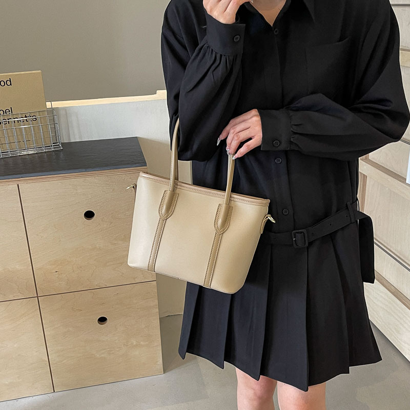 Bolso de mano de tendencia coreana para mujeres verano 2024 nuevo tipo de bolso de hombro para viajar al trabajo bolso de cubo de gran capacidad