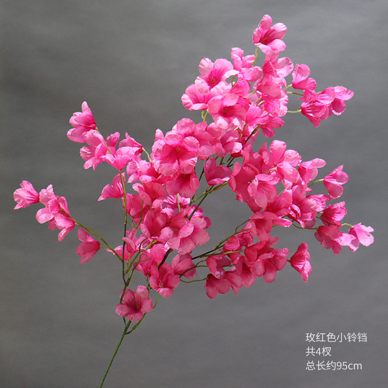Una pequeña campana roja rosa