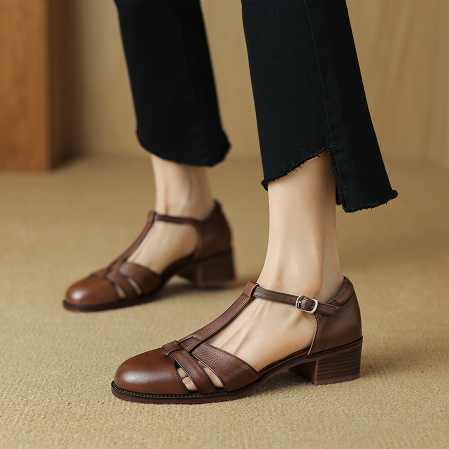 Sandal nữ quai ngang gót vuông mũi tròn bít kiểu dệt vintage — màu nâu