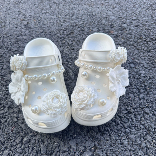 White bouquet + pearls + chain [14 shoe buckles] only send shoe flowers