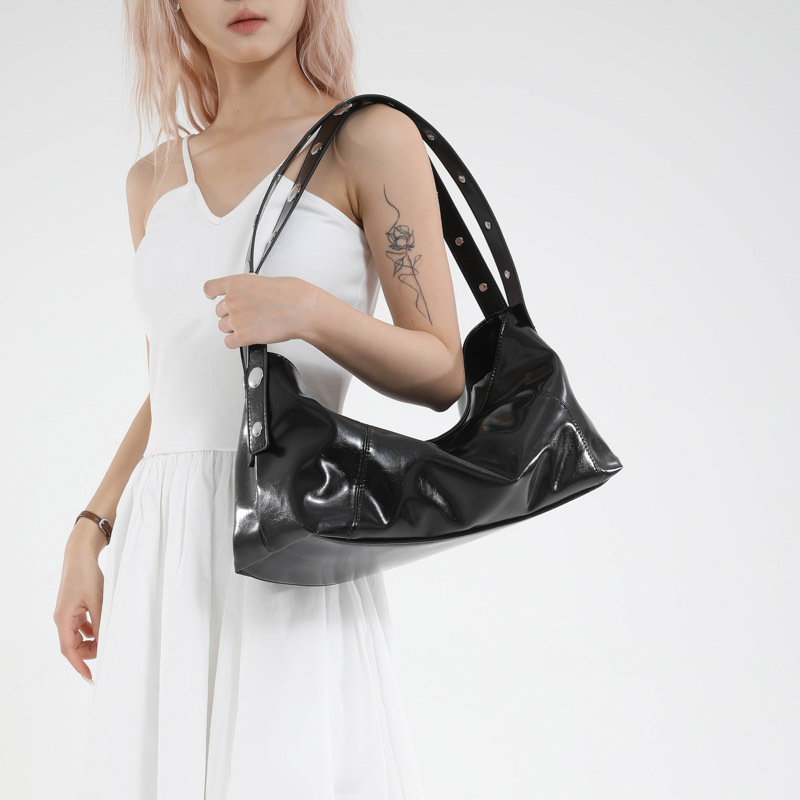 Bolso de axila retro estilo Hong Kong 2025 verano nuevo bolso femenino bolso de textura de alta calidad bolso de hombro con remaches de gran capacidad